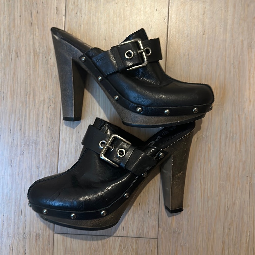 Women’s Report Heeled Clogs